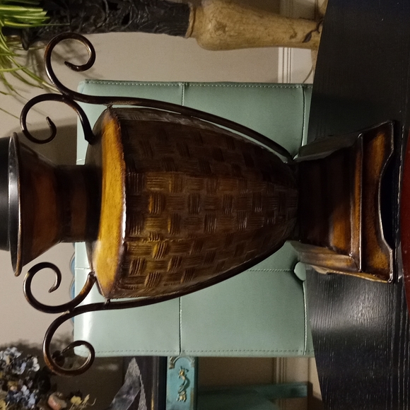 NEW 2x 16" Gorgeous Metal Stand Out Vases with many Details!! - Picture 3 of 8